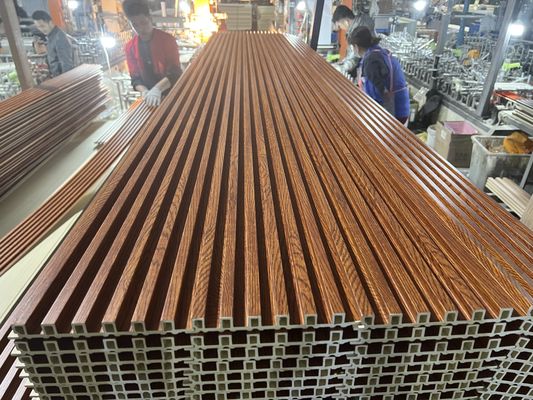 Ξύλινο τοποθετημένο σε στρώματα επένδυση Louver επιτροπής υποκατάστατων WPC σύνθετο