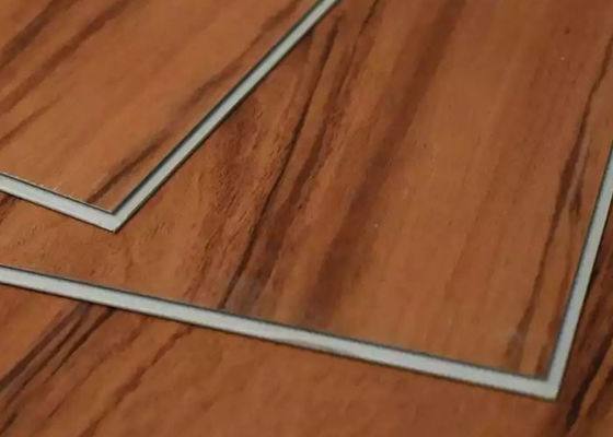 το ξύλινο σιτάρι 180x1220x4mm χτυπά το SPC που δαπεδώνει το αδιάβροχο πλαστικό δάπεδο PVC