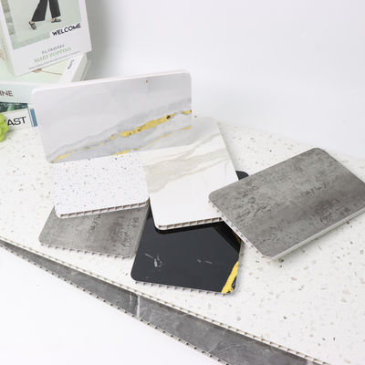 Πίνακες ντουζιέρας PVC ασφαλείας με υφή κατά γλιστρίματος για το σχεδιασμό οικογενειακού μπάνιου