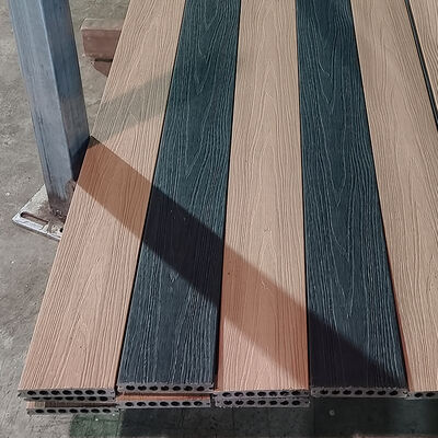 Ανθεκτικό σε καιρικές συνθήκες εξωτερικό δάπεδο WPC.