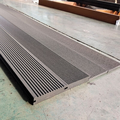 Ανθεκτικό εξωτερικό πάτωμα WPC Αδιάβροχο σύνθετο πάτωμα για πισίνες και εξωτερικούς πεζοδρόμους