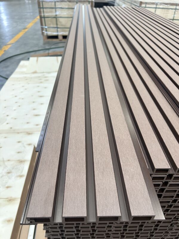 Ανθεκτικό Ανεπυρόβλητο εξωτερικό WPC σύνθετο Toungue και Groove τοίχους PVC τοίχο