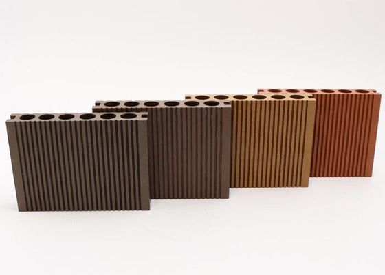 Κήπος WPC Decking δαπέδων πλαισίων δορών 18mm εύκολο σύγχρονο σχέδιο εγκατάστασης