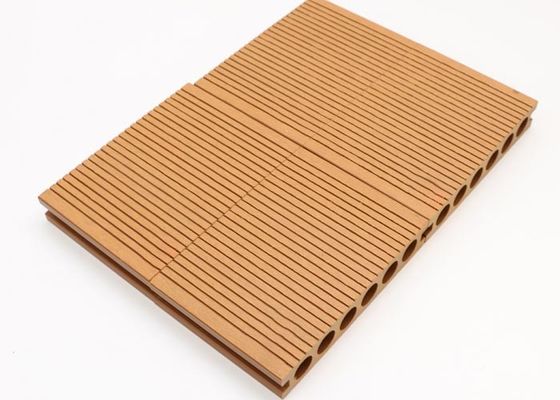 Κήπος WPC Decking δαπέδων πλαισίων δορών 18mm εύκολο σύγχρονο σχέδιο εγκατάστασης