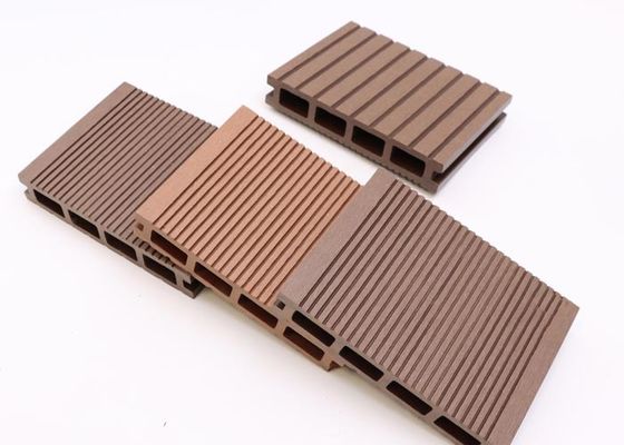 Κήπος WPC Decking δαπέδων πλαισίων δορών 18mm εύκολο σύγχρονο σχέδιο εγκατάστασης