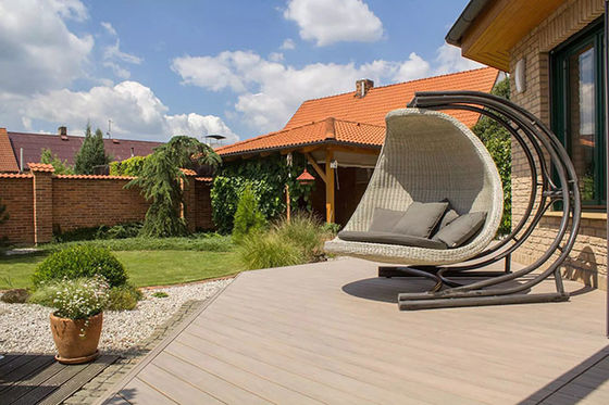 Κήπος WPC Decking δαπέδων πλαισίων δορών 18mm εύκολο σύγχρονο σχέδιο εγκατάστασης