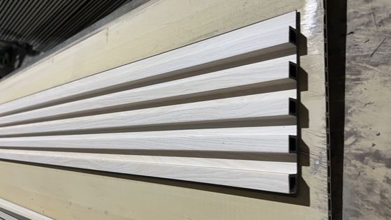 Ξύλινο τοποθετημένο σε στρώματα επένδυση Louver επιτροπής υποκατάστατων WPC σύνθετο
