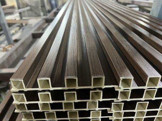 Ξύλινο τοποθετημένο σε στρώματα επένδυση Louver επιτροπής υποκατάστατων WPC σύνθετο