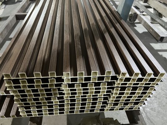 Ξύλινο τοποθετημένο σε στρώματα επένδυση Louver επιτροπής υποκατάστατων WPC σύνθετο